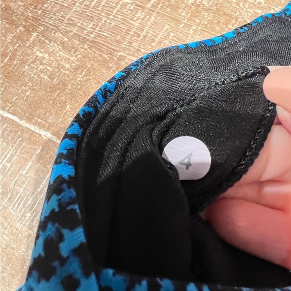 💙Lululemon Circuit Breaker Bra
Scatter Star Beach Blanket Blue Black Sz 4 - Picture 7 of 8
